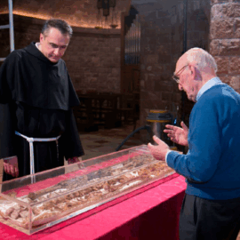 Poprvé po 800 letech budou vystaveny ostatky svatého Františka z Assisi